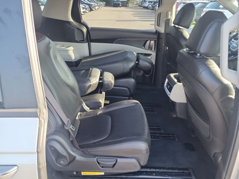 Used 2023 Kia Carnival LX FWD image 10