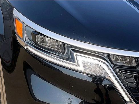 Used 2024 Kia Carnival EX FWD image 28