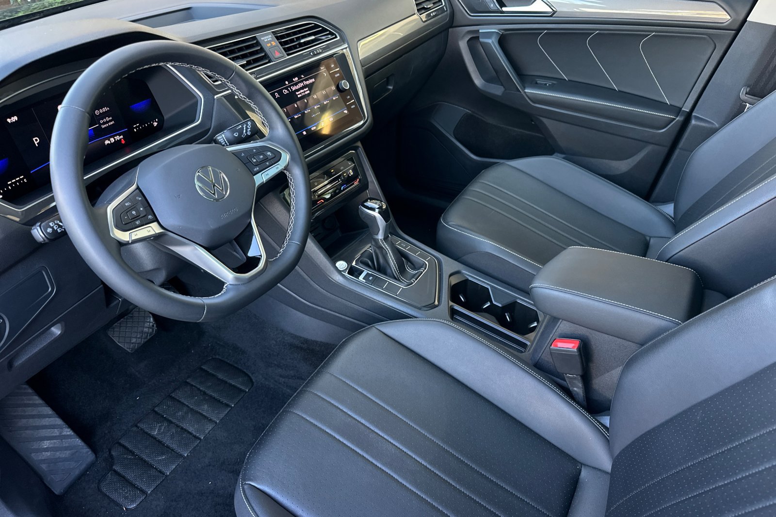 Used 2023 Volkswagen Tiguan SE w/ Panoramic Sunroof Package FWD image 10