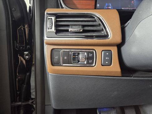 Used 2024 Lincoln Navigator Reserve AWD/4WD image 21