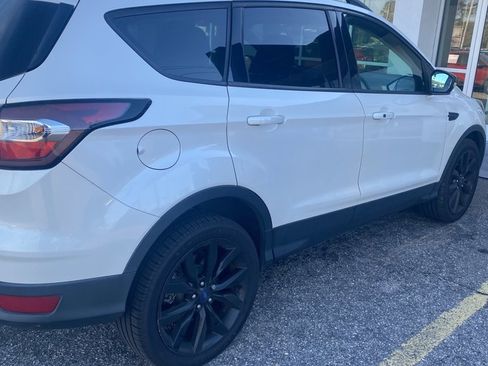 Used 2017 Ford Escape Titanium image 3