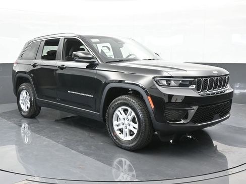 Used 2024 Jeep Grand Cherokee Laredo w/ Trailer Tow Package image 8