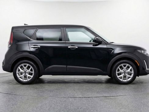 Used 2025 Kia Soul LX w/ LX Technology Package image 11