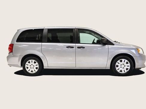 Used 2020 Dodge Grand Caravan SE image 4