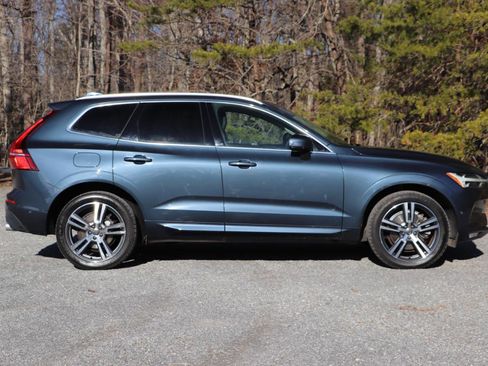 Used 2018 Volvo XC60 T6 Momentum w/ Convenience Package image 2