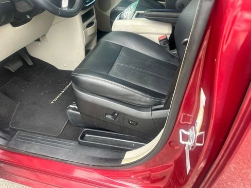 Used 2016 Chrysler Town & Country LX FWD image 19