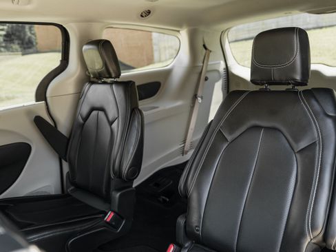 Used 2024 Chrysler Pacifica Touring-L FWD image 23