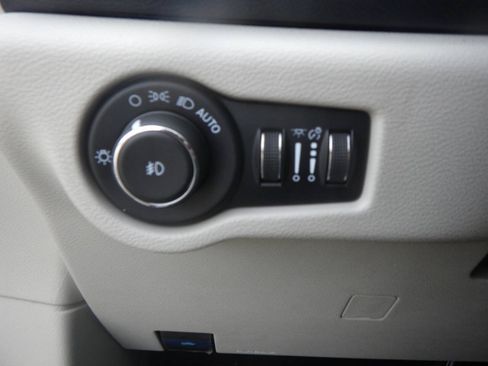 Used 2022 Chrysler Pacifica Touring-L FWD image 32