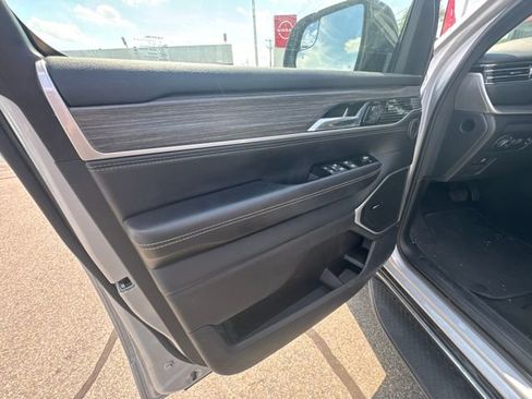 Used 2023 Jeep Wagoneer L Series II AWD/4WD image 9