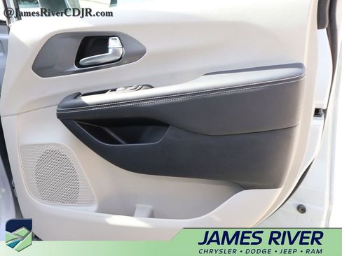 Used 2023 Chrysler Pacifica Touring-L image 8