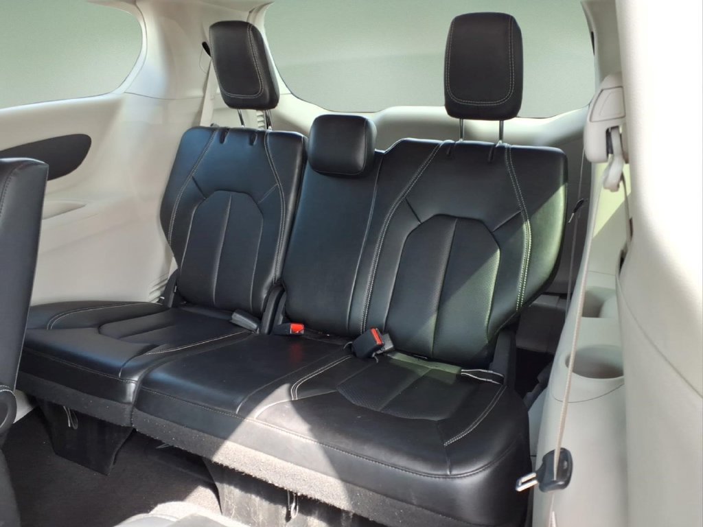 Used 2024 Chrysler Pacifica Limited FWD image 7