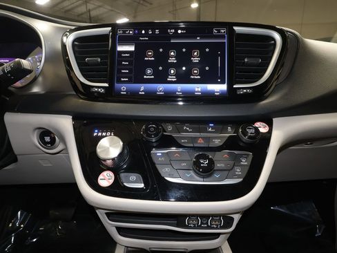 Used 2023 Chrysler Pacifica Touring-L image 15