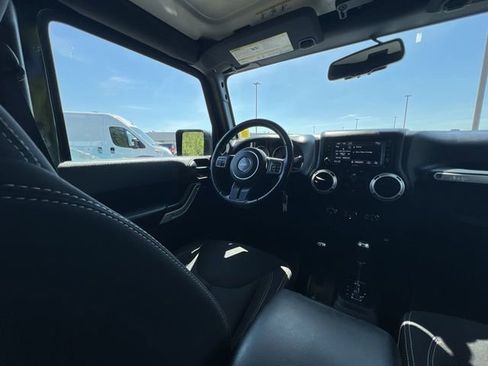 Used 2016 Jeep Wrangler Unlimited Sahara w/ Connectivity Group AWD/4WD image 17