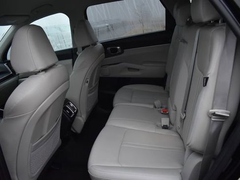 Used 2025 Kia Sorento S image 17