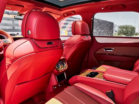 Used 2023 Bentley Bentayga AWD/4WD image 36