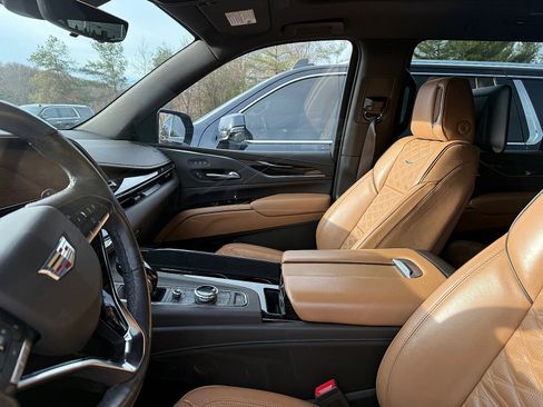 Certified 2023 Cadillac Escalade ESV Sport image 4