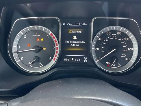 Used 2017 Nissan Titan SV image 16