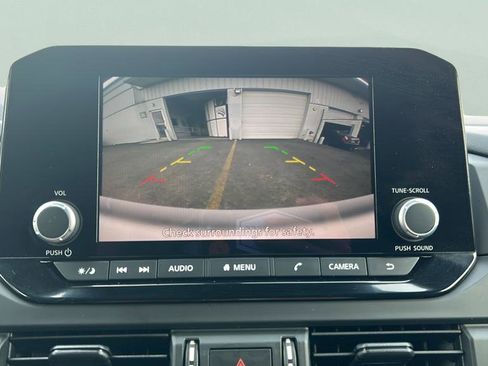 Used 2025 Nissan Pathfinder S image 16