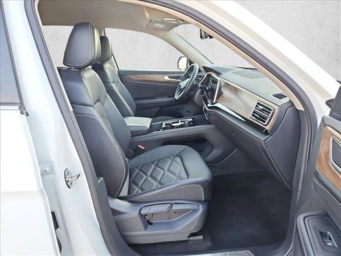 Used 2025 Volkswagen Atlas SE FWD image 21