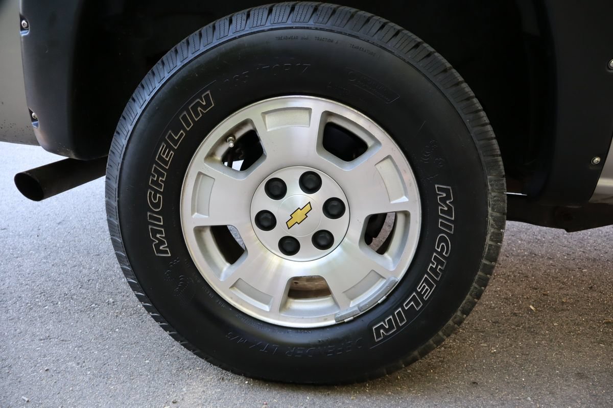 Used 2004 Chevrolet Suburban LS w/ Preferred Equipment Group AWD/4WD image 40