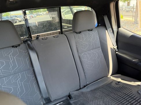 Used 2018 Toyota Tacoma TRD Off-Road w/ Technology Package AWD/4WD image 18