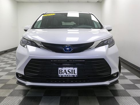 Used 2025 Toyota Sienna XLE image 3