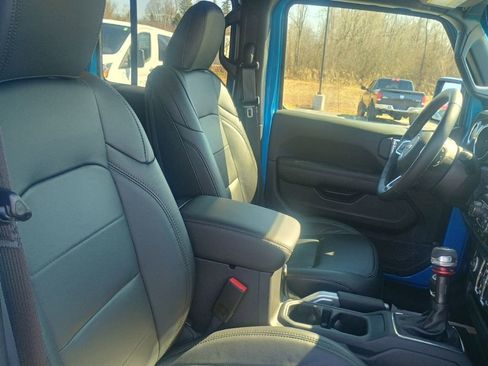 Used 2022 Jeep Wrangler Unlimited Sahara AWD/4WD image 19