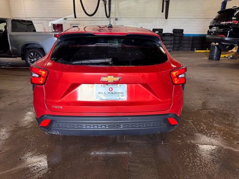 Used 2024 Chevrolet Trax LS w/ LS Convenience Package FWD image 8