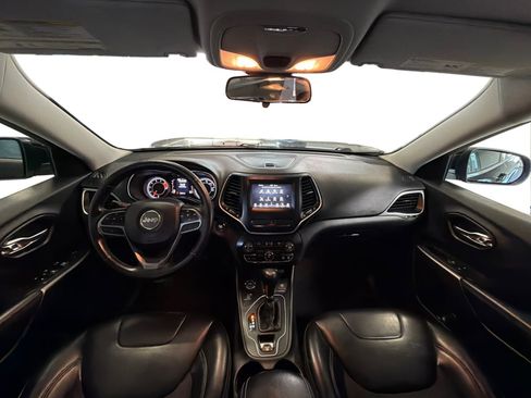 Used 2019 Jeep Cherokee Latitude Plus w/ Cold Weather Group AWD/4WD image 16