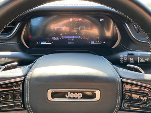 Used 2022 Jeep Grand Cherokee L Overland w/ Luxury Tech Group IV AWD/4WD image 32