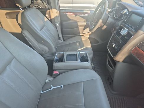 Used 2016 Chrysler Town & Country Touring FWD image 21