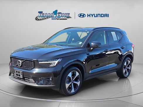 Used 2025 Volvo XC40 B5 Plus AWD/4WD image 4
