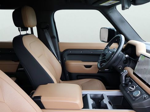 Certified 2025 Land Rover Defender 110 X AWD/4WD image 8