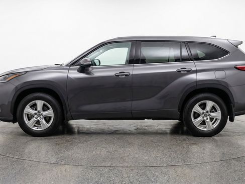 Used 2025 Toyota Highlander LE FWD image 5