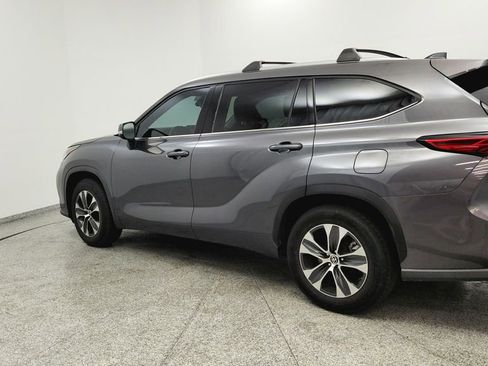 Used 2021 Toyota Highlander XLE FWD image 3