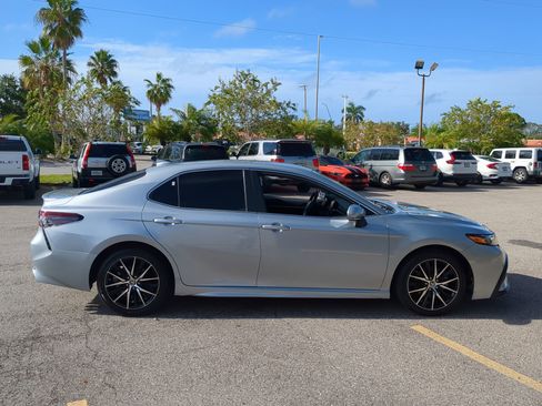 Used 2023 Toyota Camry SE image 5