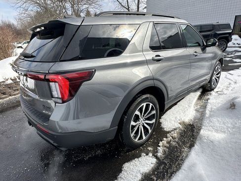 Used 2025 Ford Explorer ST-Line image 9