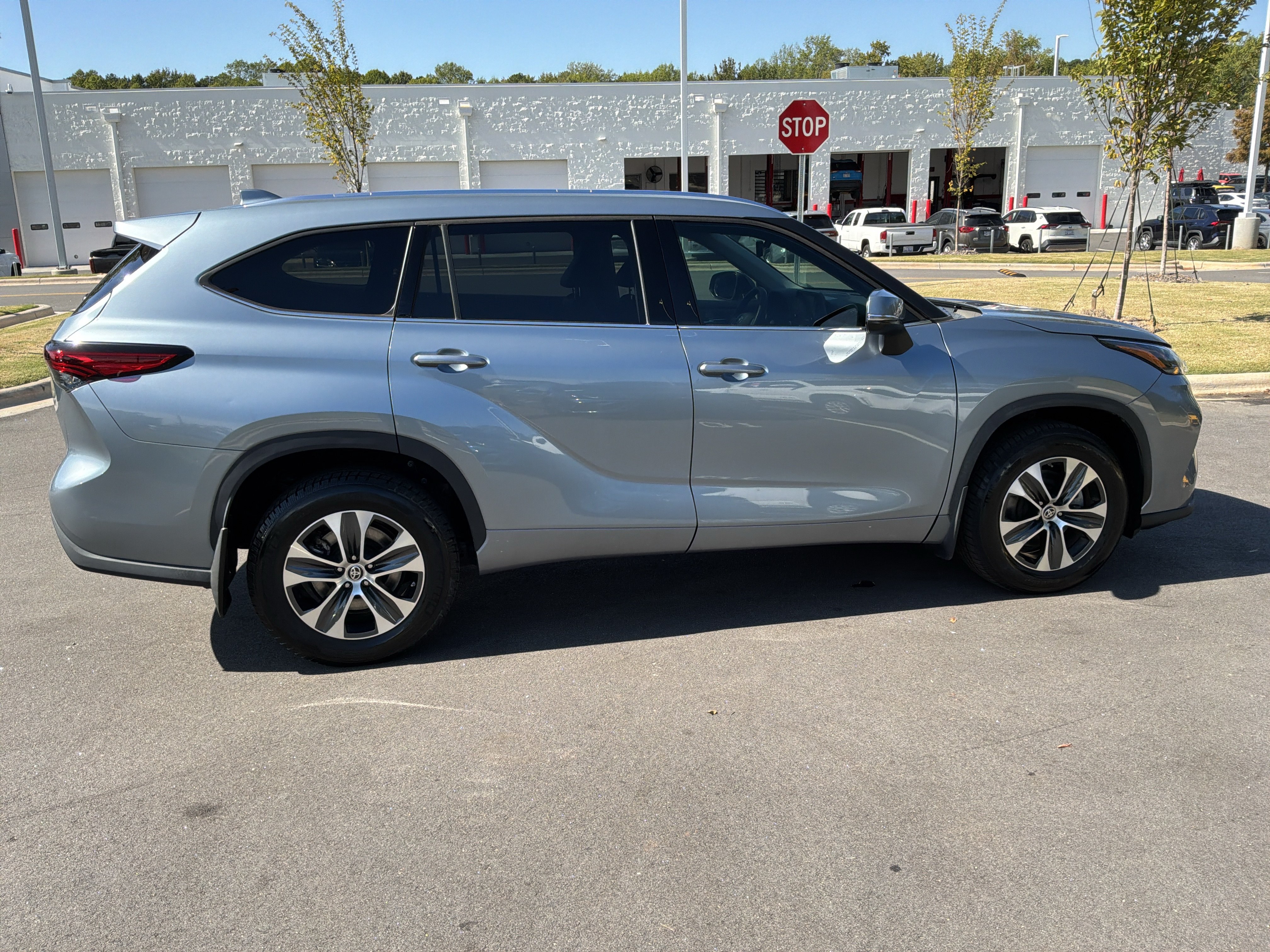 Used 2021 Toyota Highlander XLE AWD/4WD image 11