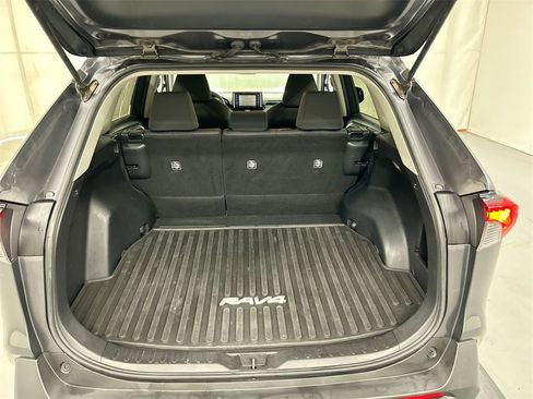 Used 2020 Toyota RAV4 XLE image 21