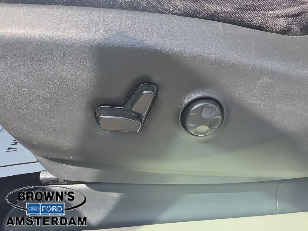 Used 2022 Chrysler Voyager LX FWD image 16