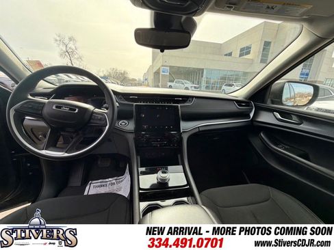 Used 2023 Jeep Grand Cherokee Laredo image 17