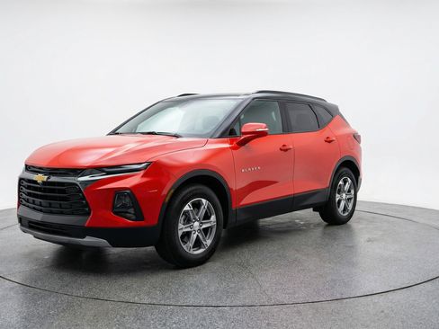 Used 2025 Chevrolet Blazer LT image 3