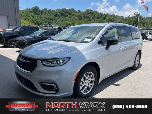 Used 2024 Chrysler Pacifica Touring-L image 1