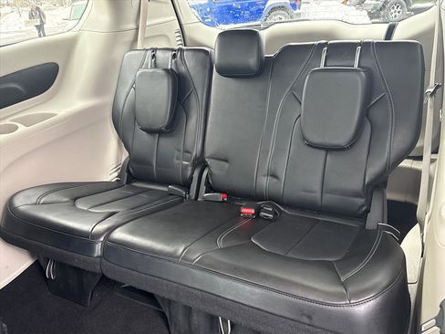 Used 2024 Chrysler Pacifica Touring-L image 23