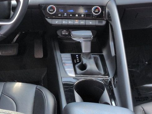 Used 2022 Hyundai Elantra Limited FWD image 19