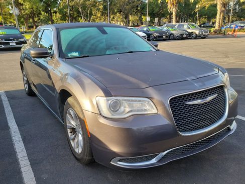 Used 2018 Chrysler 300 Touring image 3