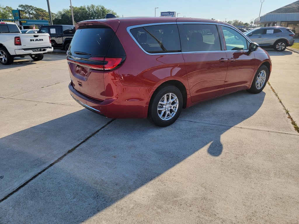 New 2026 Chrysler Pacifica Select FWD image 4