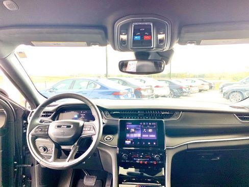 Used 2023 Jeep Grand Cherokee Altitude image 15