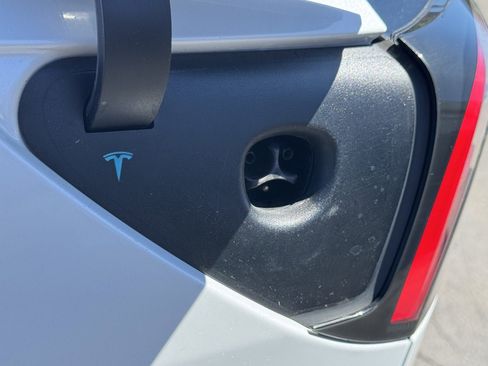 Used 2020 Tesla Model Y Long Range image 11