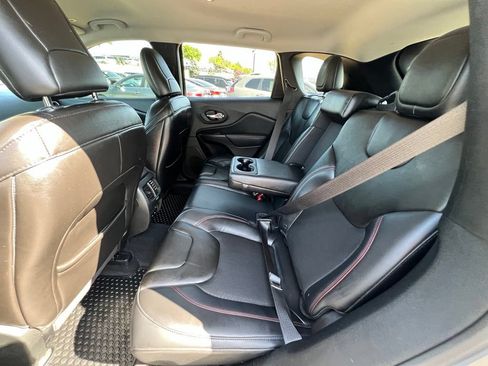 Used 2019 Jeep Cherokee Trailhawk w/ Cold Weather Group AWD/4WD image 24